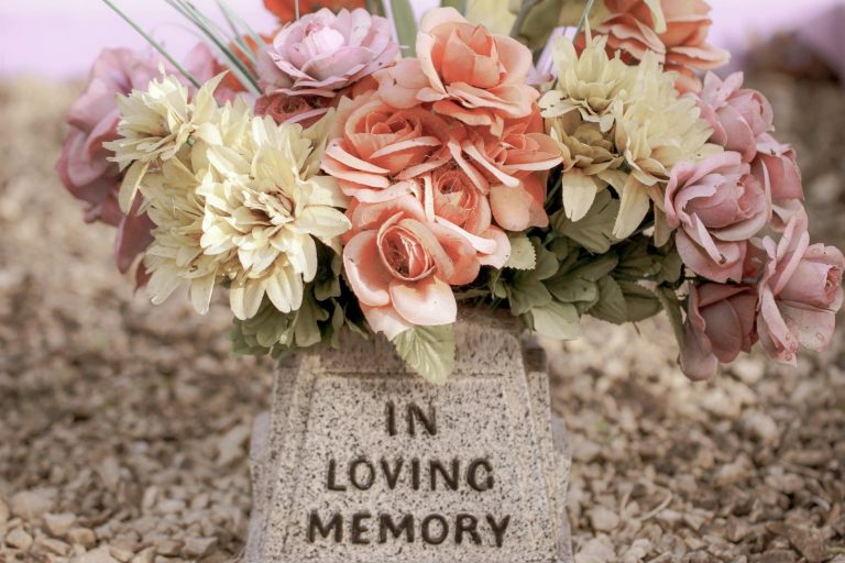 Cobertura de decesos Lapida in living memory con flores color pastel
